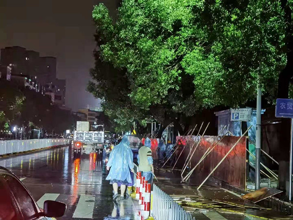 夜以繼日搶工(gōng)期，風雨無阻戰疫情(圖1)